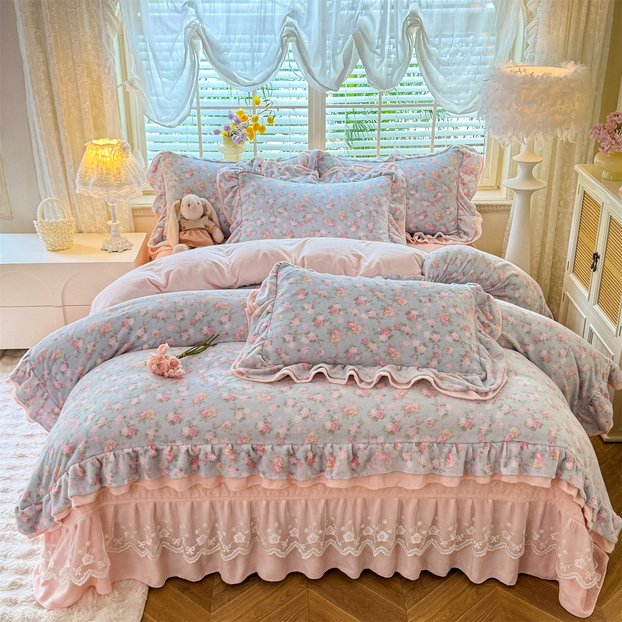 91家纺网 家纺一手货源 找家纺 （总）绒棉世家 2025秋冬新款A类加厚牛奶绒花边床盖款床裙四件套（特殊尺寸床笠另外+10元）