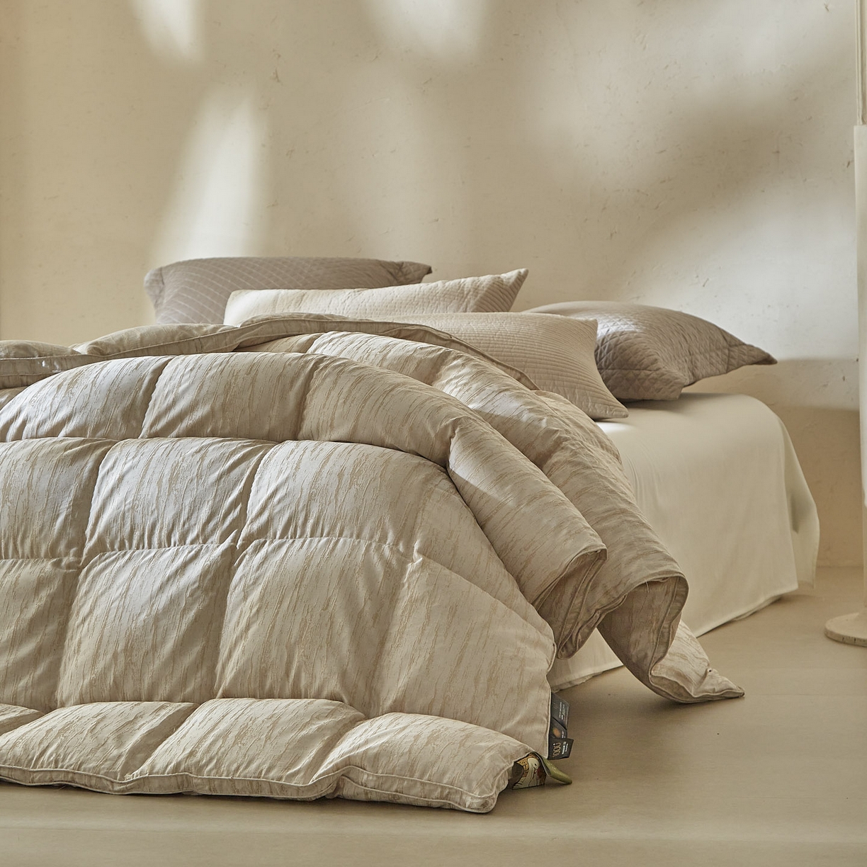 91家纺网 家纺一手货源 找家纺 （总）暖羽屋羽绒馆 2025新款塞纳河畔鹅绒丝被芯双人羽绒被子2米羽毛被子被芯