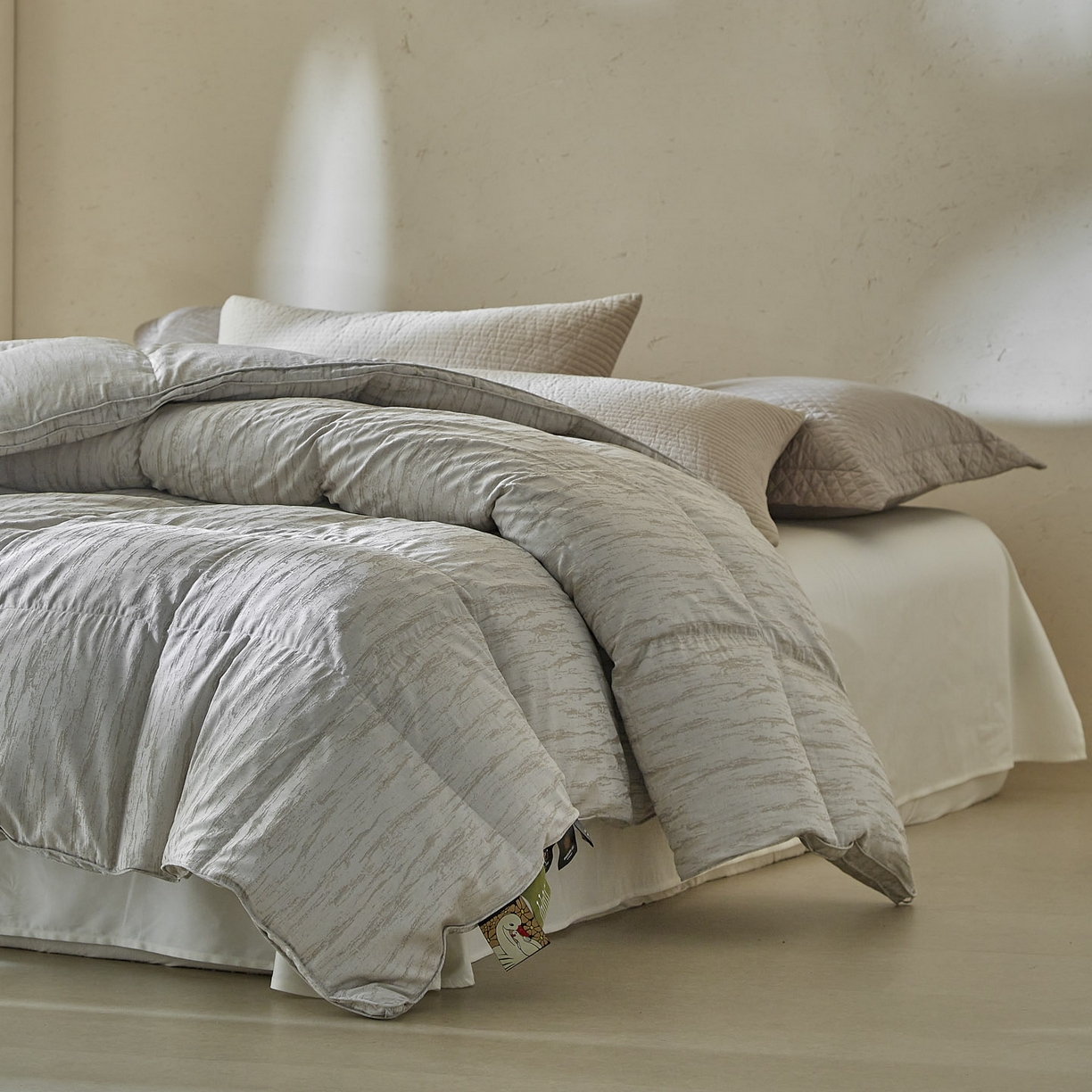 91家纺网 家纺一手货源 找家纺 暖羽屋羽绒馆 2025新款塞纳河畔鹅绒丝被芯双人羽绒被子2米羽毛被子被芯 X 塞纳河畔 云灰