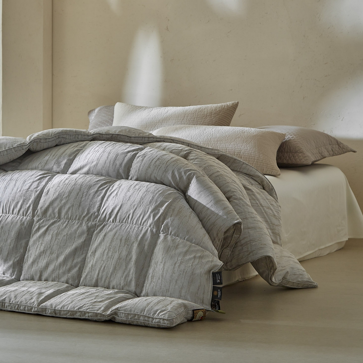 91家纺网 家纺一手货源 找家纺 暖羽屋羽绒馆 2025新款塞纳河畔鹅绒丝被芯双人羽绒被子2米羽毛被子被芯 X 塞纳河畔 云灰