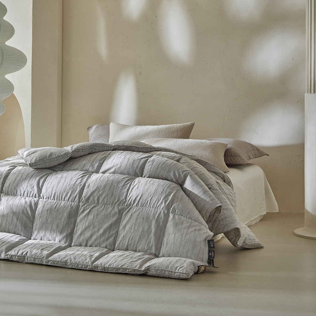 91家纺网 家纺一手货源 找家纺 暖羽屋羽绒馆 2025新款塞纳河畔鹅绒丝被芯双人羽绒被子2米羽毛被子被芯 X 塞纳河畔 云灰