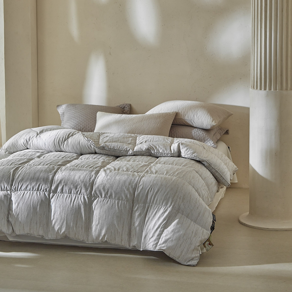 91家纺网 家纺一手货源 找家纺 暖羽屋羽绒馆 2025新款塞纳河畔鹅绒丝被芯双人羽绒被子2米羽毛被子被芯 X 塞纳河畔 云灰