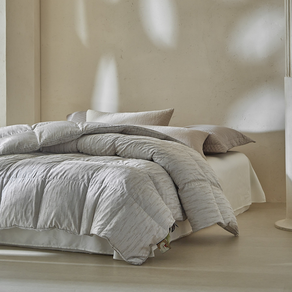 91家纺网 家纺一手货源 找家纺 暖羽屋羽绒馆 2025新款塞纳河畔鹅绒丝被芯双人羽绒被子2米羽毛被子被芯 X 塞纳河畔 云灰