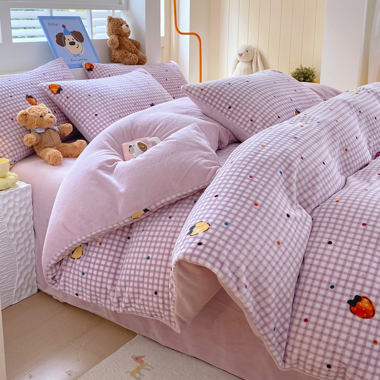 91家纺网 家纺一手货源 找家纺 悦织湾家纺 2025新款高克重牛奶绒印花四件套床单床笠轻奢时尚床上用品三四件套被套 彩色草莓