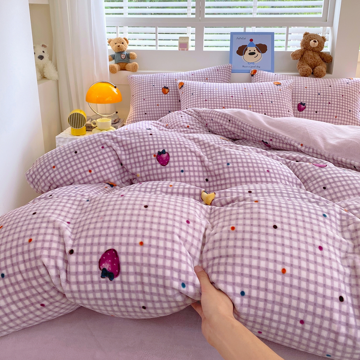 91家纺网 家纺一手货源 找家纺 悦织湾家纺 2025新款高克重牛奶绒印花四件套床单床笠轻奢时尚床上用品三四件套被套 彩色草莓