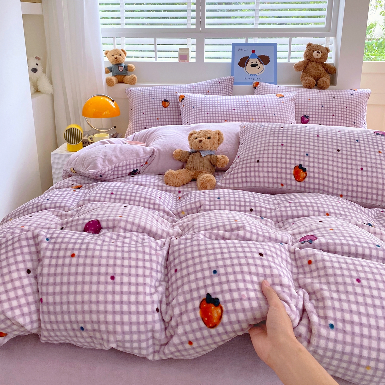 91家纺网 家纺一手货源 找家纺 悦织湾家纺 2025新款高克重牛奶绒印花四件套床单床笠轻奢时尚床上用品三四件套被套 彩色草莓