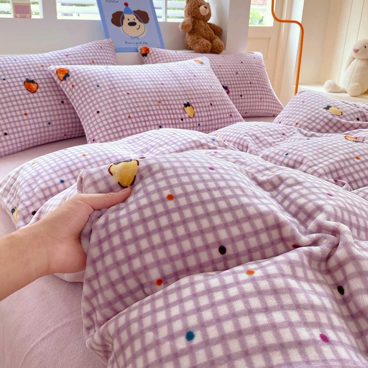 91家纺网 家纺一手货源 找家纺 悦织湾家纺 2025新款高克重牛奶绒印花四件套床单床笠轻奢时尚床上用品三四件套被套 彩色草莓