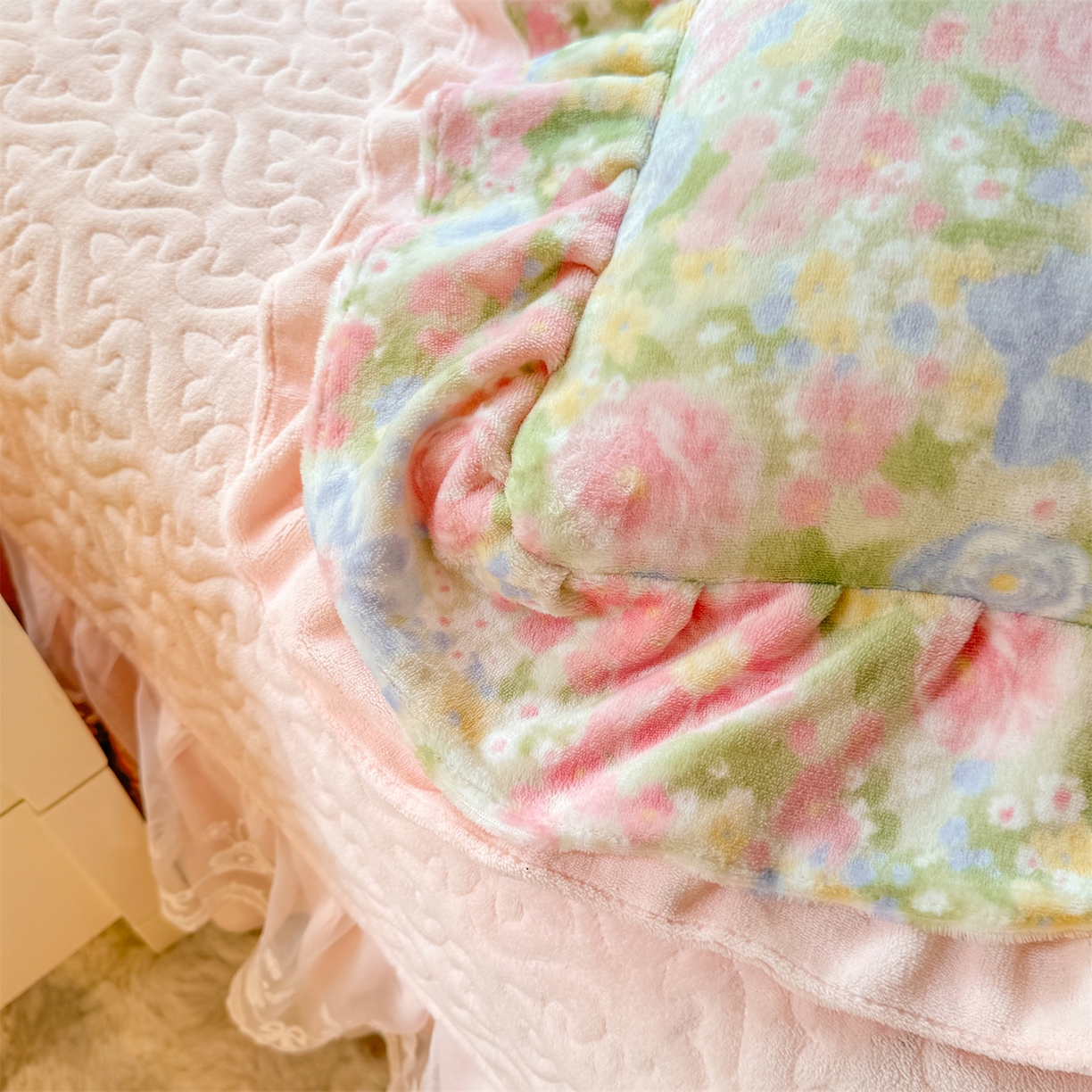 91家纺网 家纺一手货源 找家纺 （总）绒棉世家 2025秋冬新款A类加厚牛奶绒花边床盖款床裙四件套（特殊尺寸床笠另外+10元）