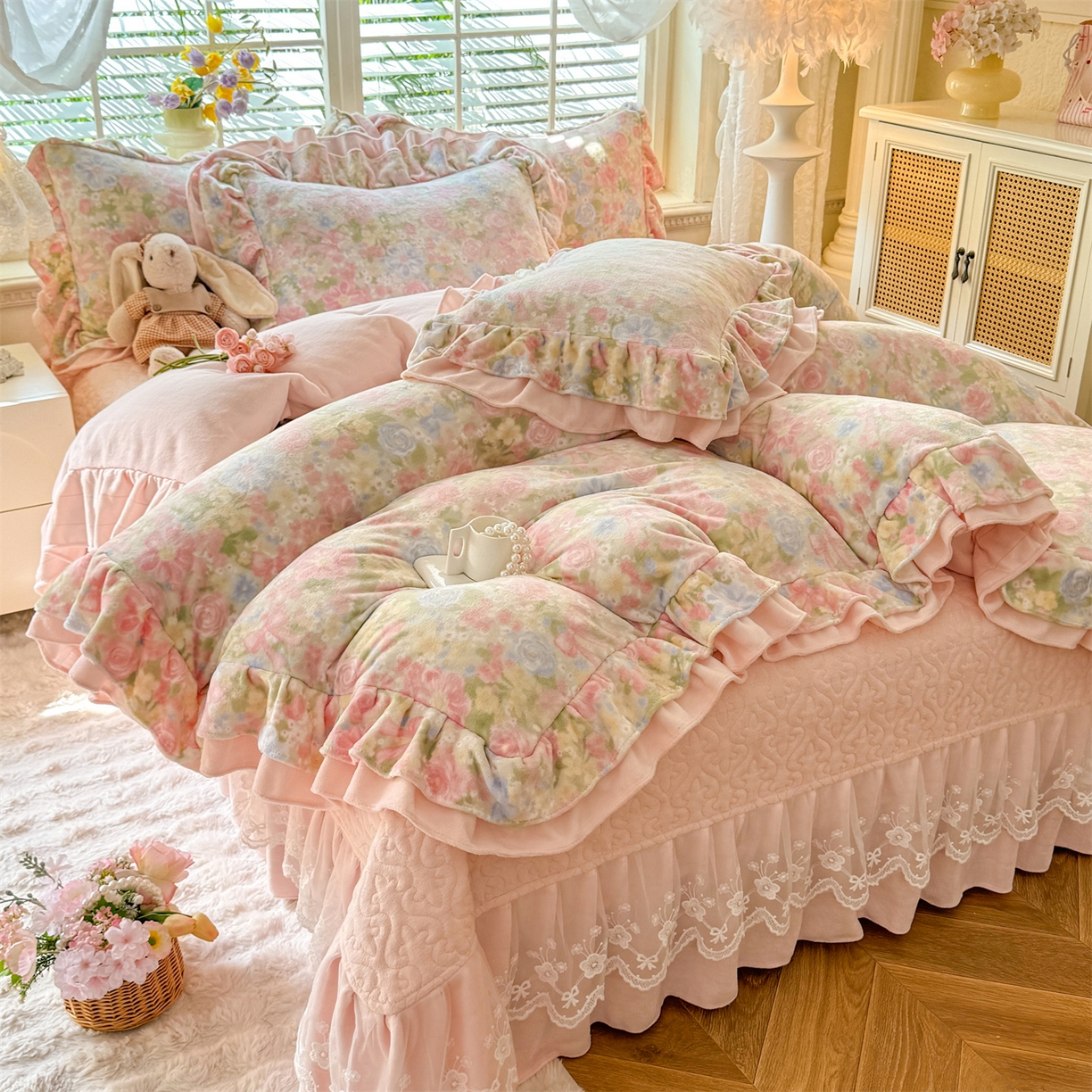 91家纺网 家纺一手货源 找家纺 （总）绒棉世家 2025秋冬新款A类加厚牛奶绒花边床盖款床裙四件套（特殊尺寸床笠另外+10元）