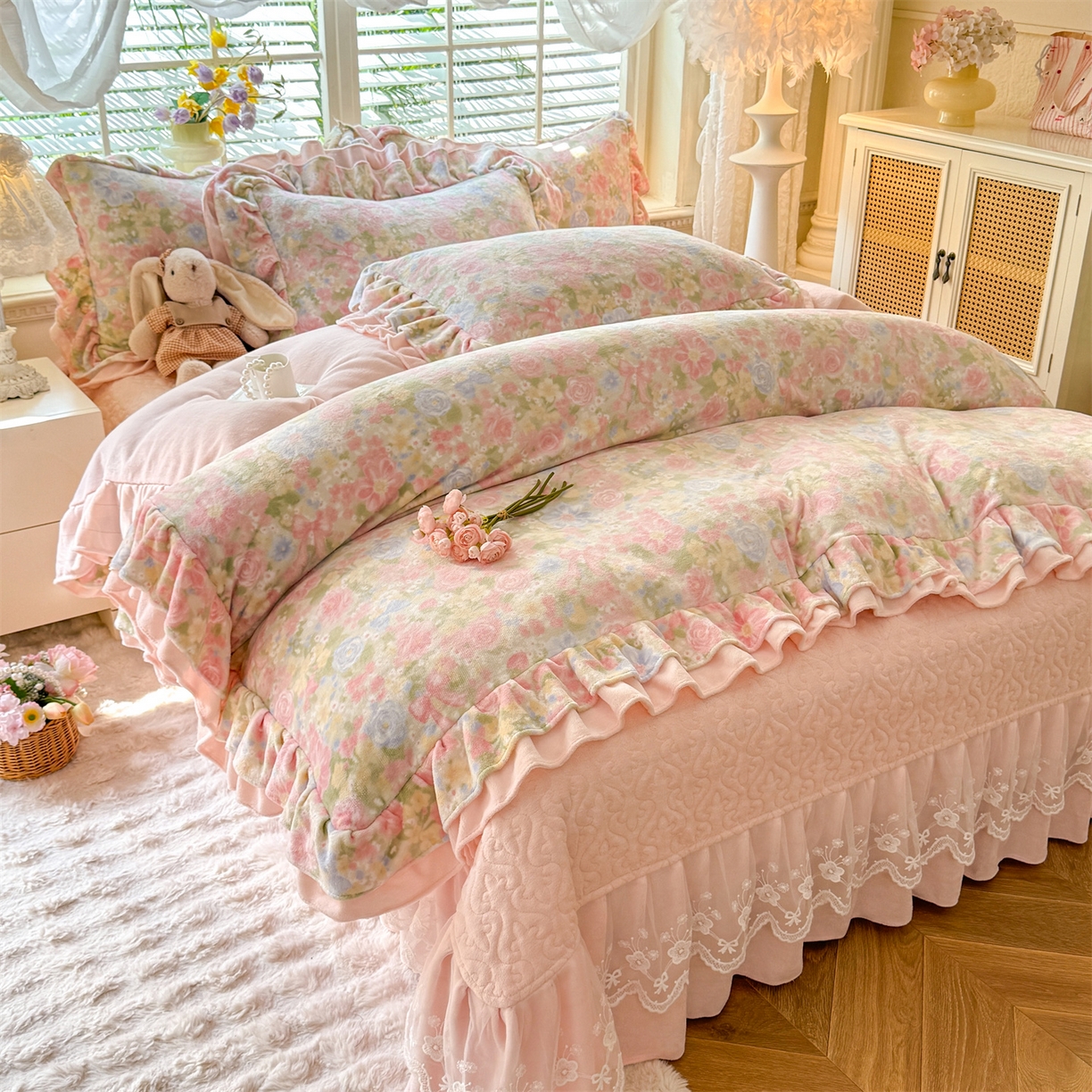 91家纺网 家纺一手货源 找家纺 （总）绒棉世家 2025秋冬新款A类加厚牛奶绒花边床盖款床裙四件套（特殊尺寸床笠另外+10元）