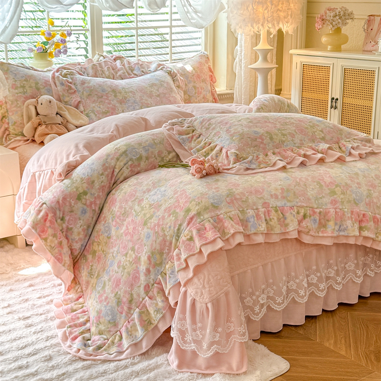 91家纺网 家纺一手货源 找家纺 （总）绒棉世家 2025秋冬新款A类加厚牛奶绒花边床盖款床裙四件套（特殊尺寸床笠另外+10元）