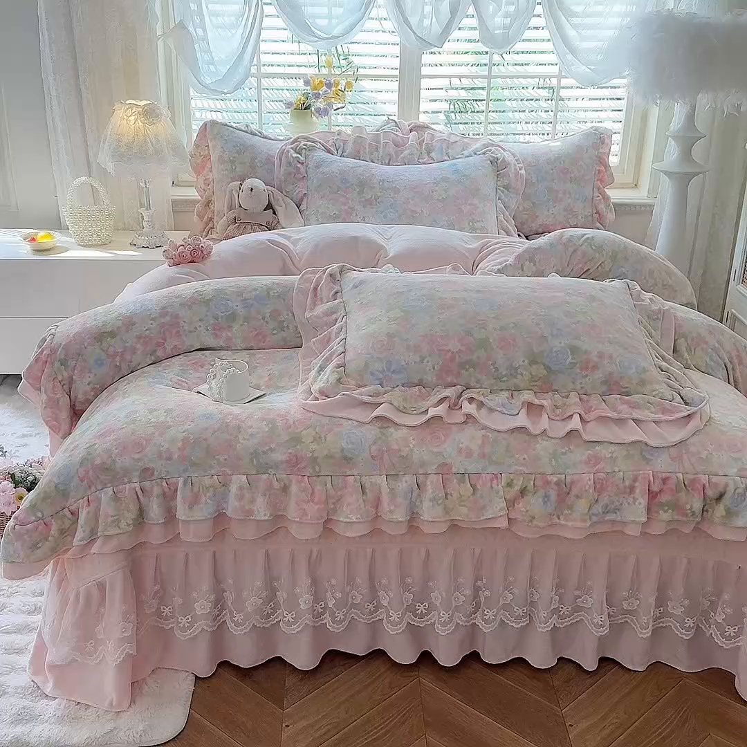 91家纺网 家纺一手货源 找家纺 （总）绒棉世家 2025秋冬新款A类加厚牛奶绒花边床盖款床裙四件套（特殊尺寸床笠另外+10元）