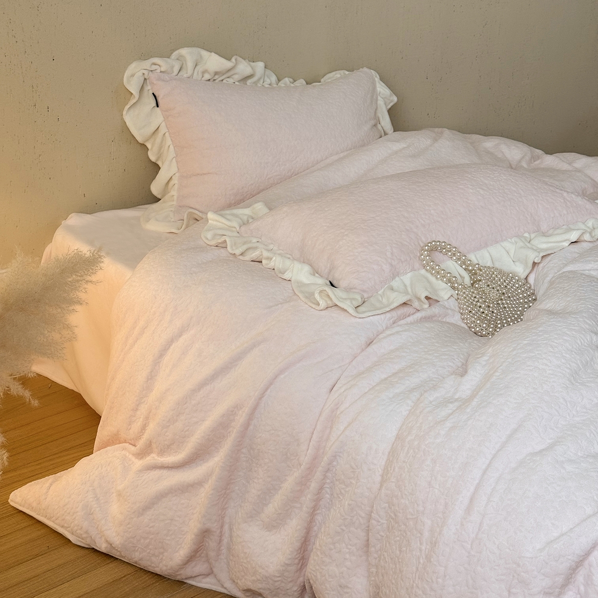 91家纺网 家纺一手货源 找家纺 （总）鹿班家居 2025新款冬季高克重牛奶绒立体雕花系列四件套-山月不知（标准会员-10元）