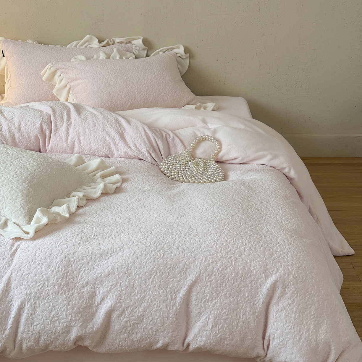 91家纺网 家纺一手货源 找家纺 （总）鹿班家居 2025新款冬季高克重牛奶绒立体雕花系列四件套-山月不知（标准会员-10元）