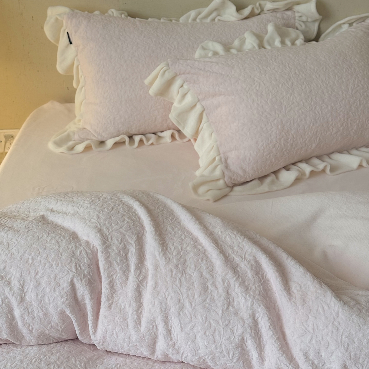 91家纺网 家纺一手货源 找家纺 鹿班家居 2025新款冬季高克重牛奶绒立体雕花系列四件套-山月不知（标准会员-10元） 粉色