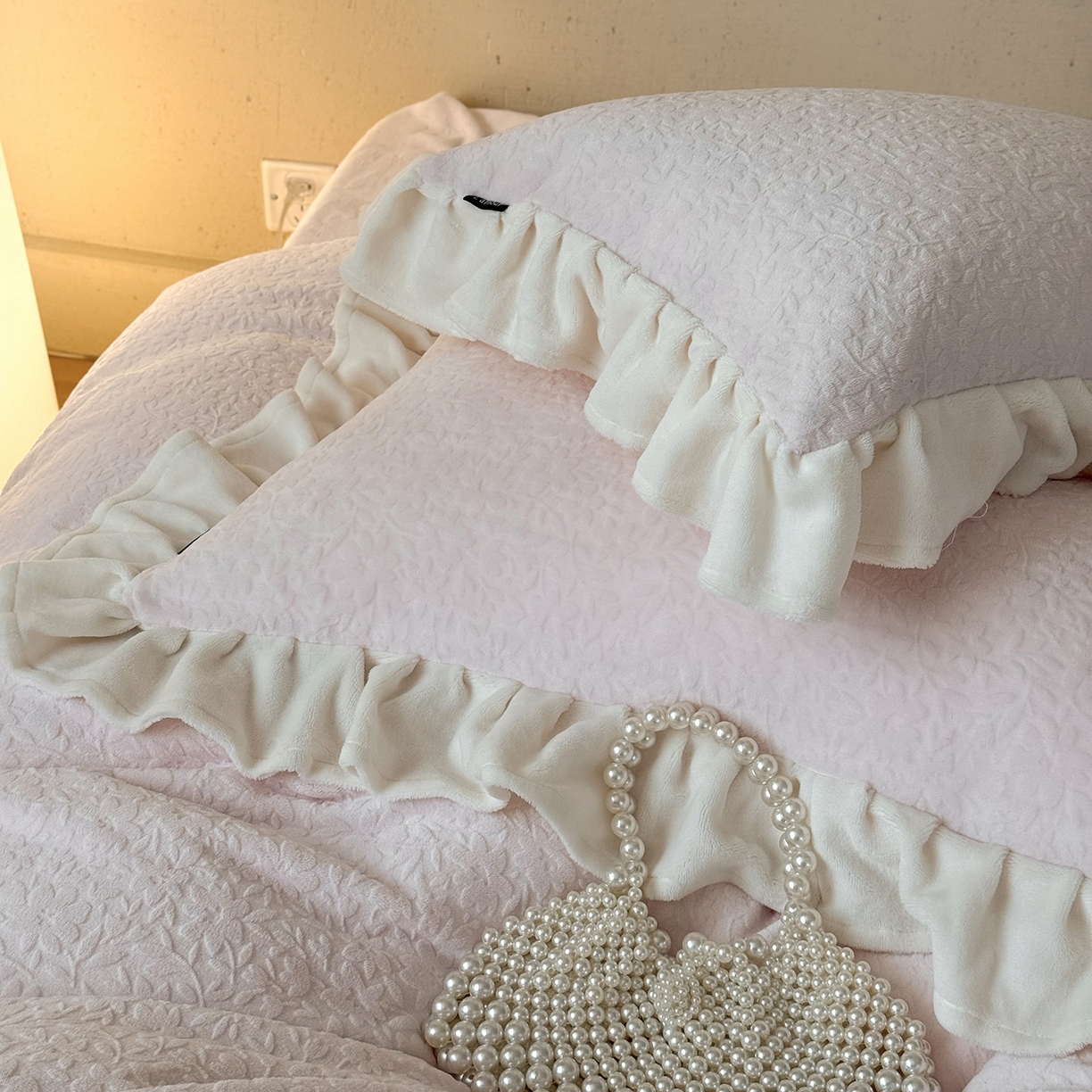 91家纺网 家纺一手货源 找家纺 鹿班家居 2025新款冬季高克重牛奶绒立体雕花系列四件套-山月不知（标准会员-10元） 粉色