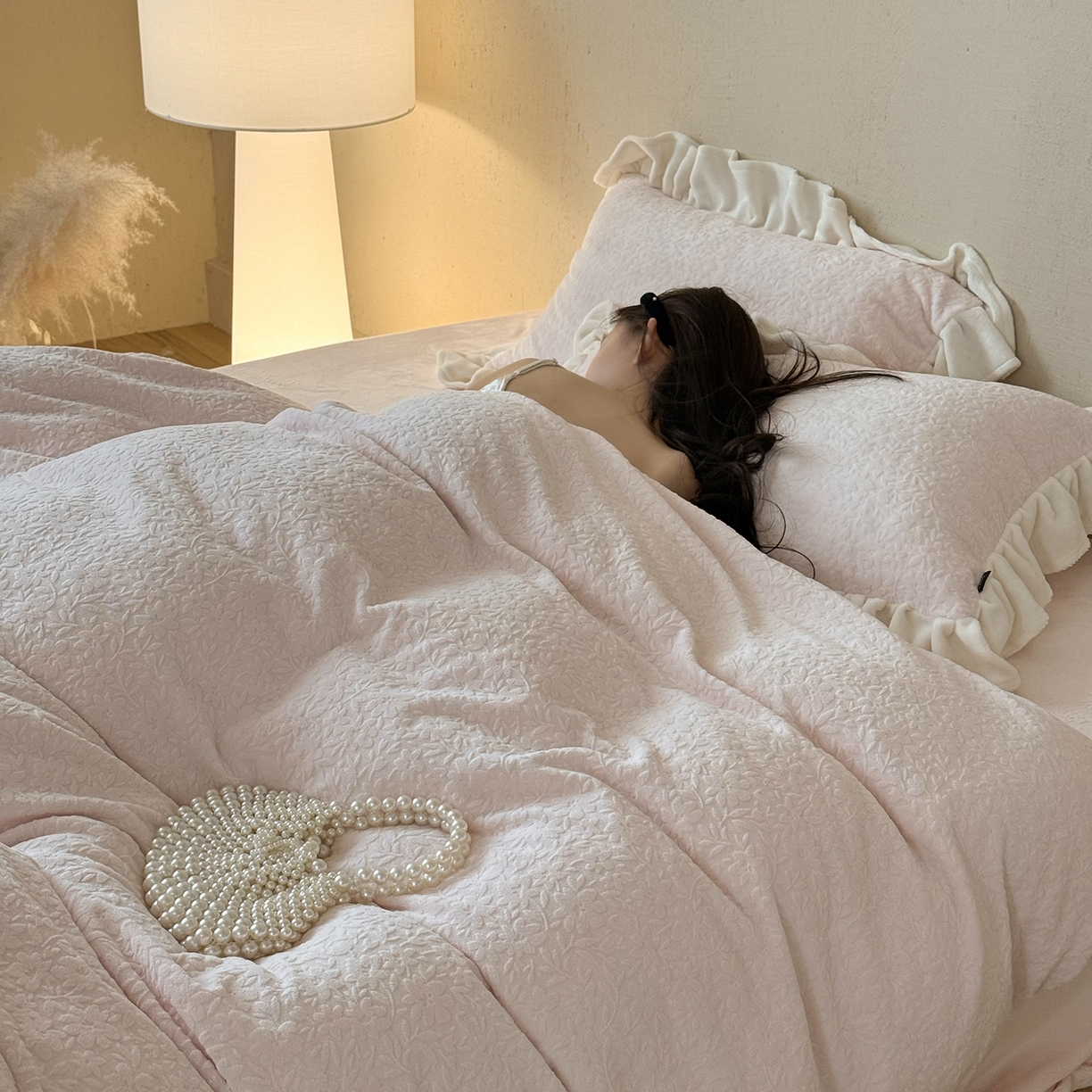 91家纺网 家纺一手货源 找家纺 鹿班家居 2025新款冬季高克重牛奶绒立体雕花系列四件套-山月不知（标准会员-10元） 粉色