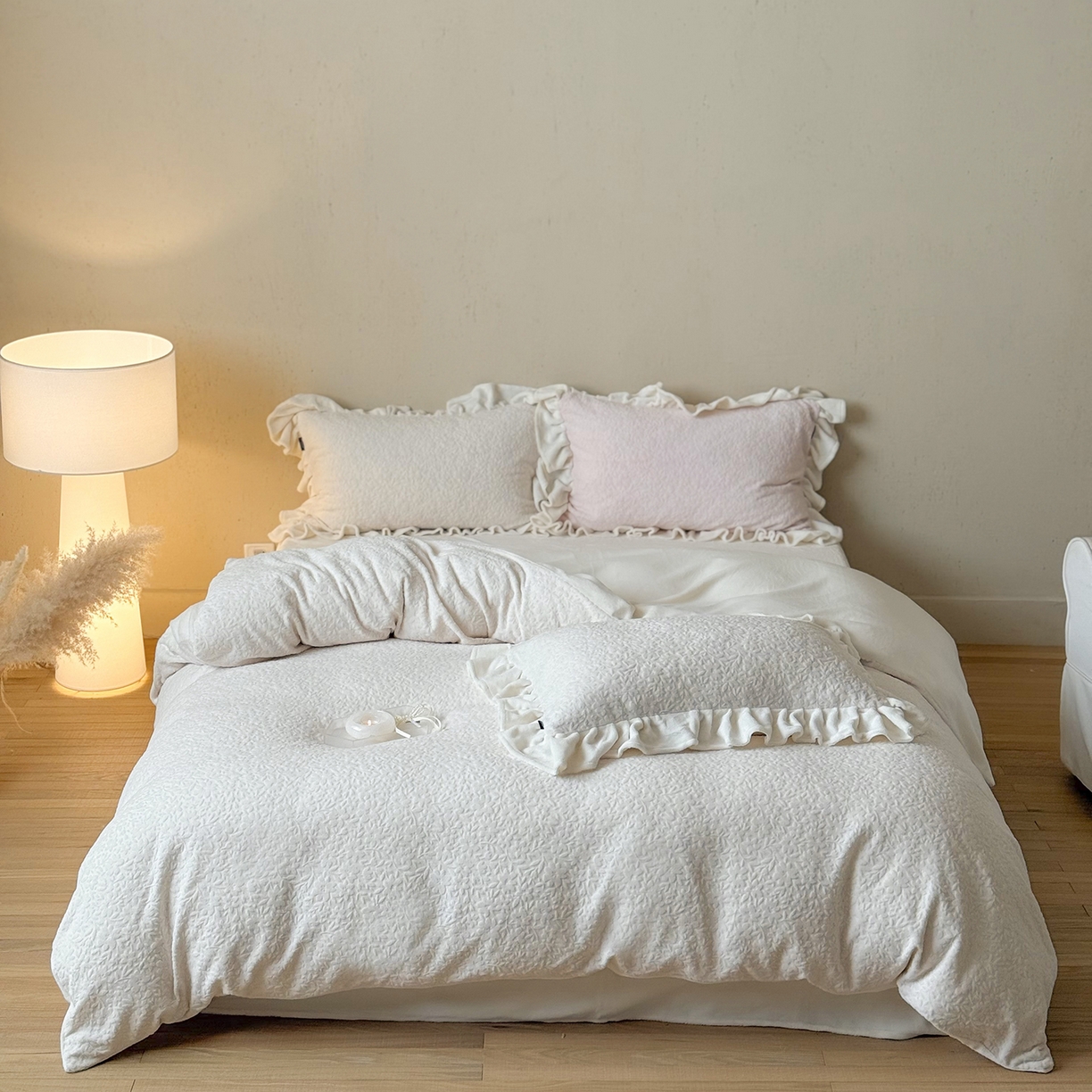 91家纺网 家纺一手货源 找家纺 鹿班家居 2025新款冬季高克重牛奶绒立体雕花系列四件套-山月不知（标准会员-10元） 白色