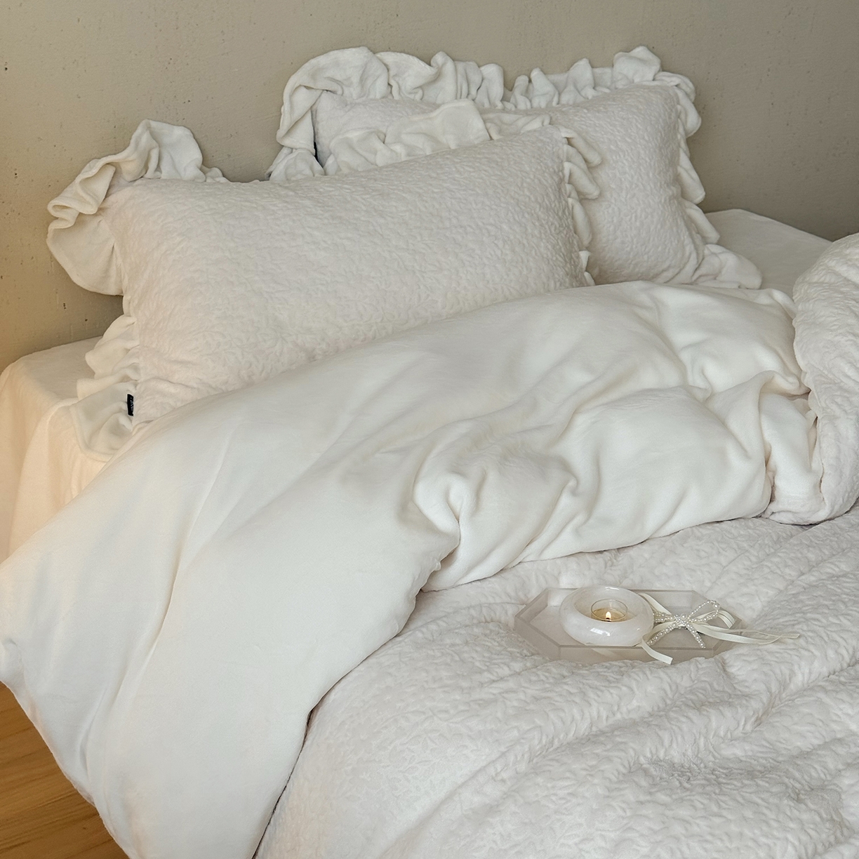 91家纺网 家纺一手货源 找家纺 鹿班家居 2025新款冬季高克重牛奶绒立体雕花系列四件套-山月不知（标准会员-10元） 白色