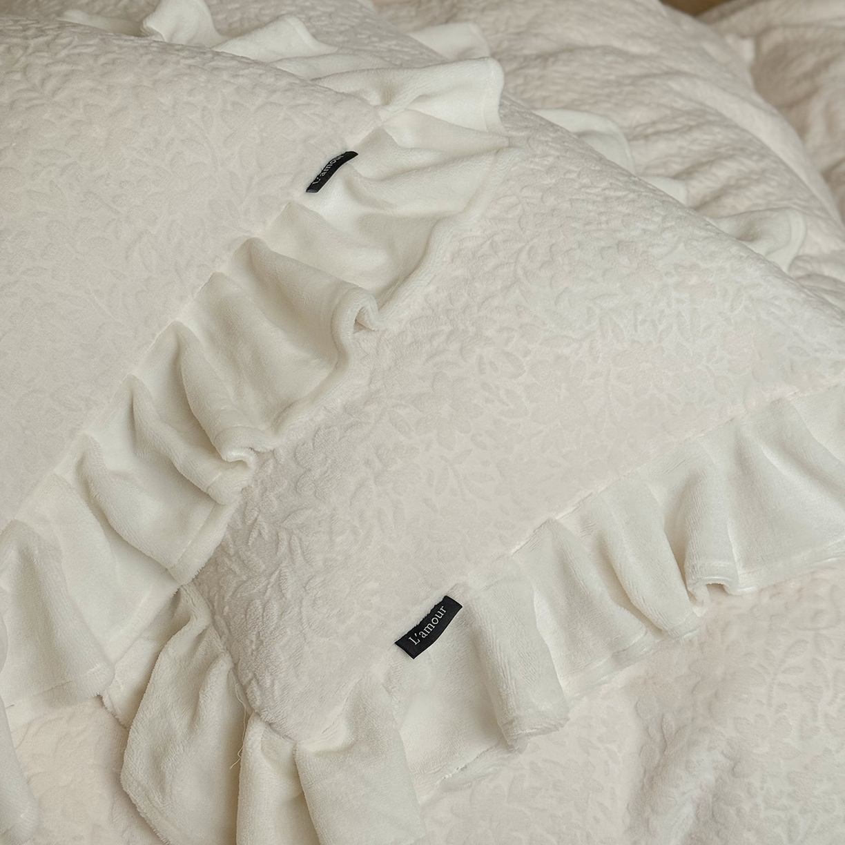 91家纺网 家纺一手货源 找家纺 鹿班家居 2025新款冬季高克重牛奶绒立体雕花系列四件套-山月不知（标准会员-10元） 白色