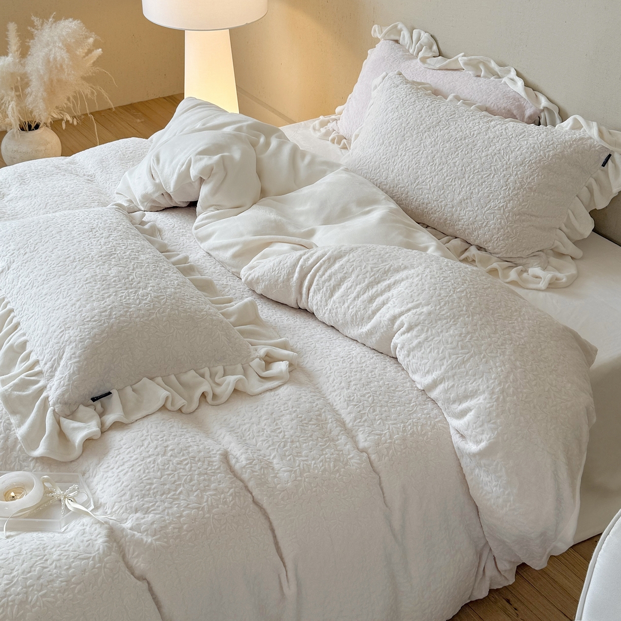 91家纺网 家纺一手货源 找家纺 鹿班家居 2025新款冬季高克重牛奶绒立体雕花系列四件套-山月不知（标准会员-10元） 白色