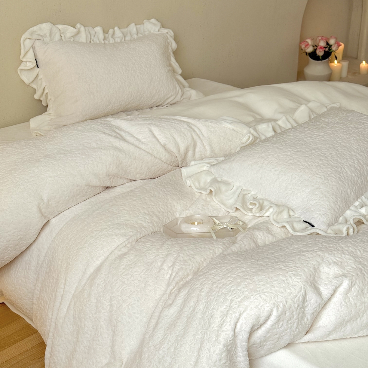 91家纺网 家纺一手货源 找家纺 鹿班家居 2025新款冬季高克重牛奶绒立体雕花系列四件套-山月不知（标准会员-10元） 白色