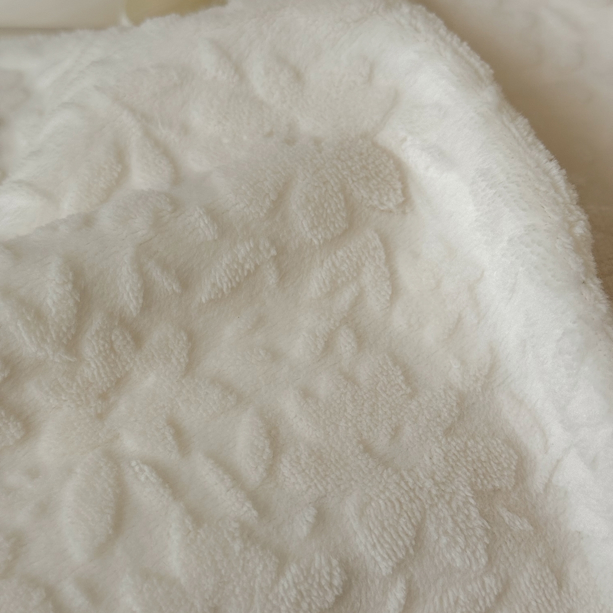 91家纺网 家纺一手货源 找家纺 鹿班家居 2025新款冬季高克重牛奶绒立体雕花系列四件套-山月不知（标准会员-10元） 白色