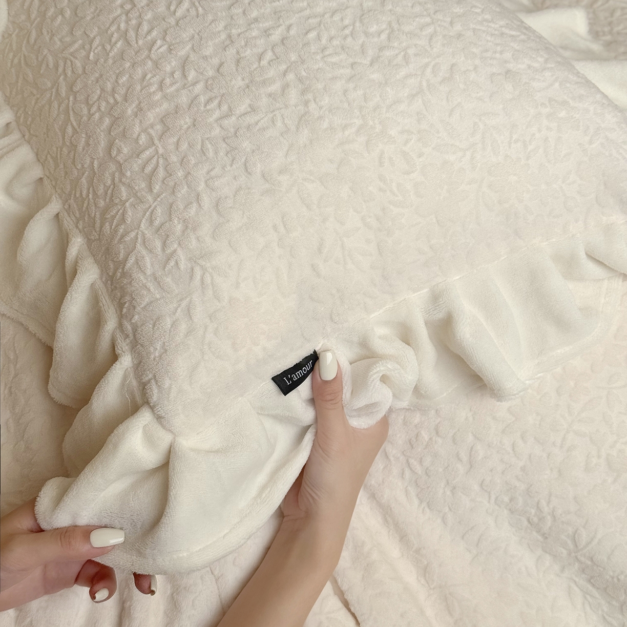 91家纺网 家纺一手货源 找家纺 鹿班家居 2025新款冬季高克重牛奶绒立体雕花系列四件套-山月不知（标准会员-10元） 白色