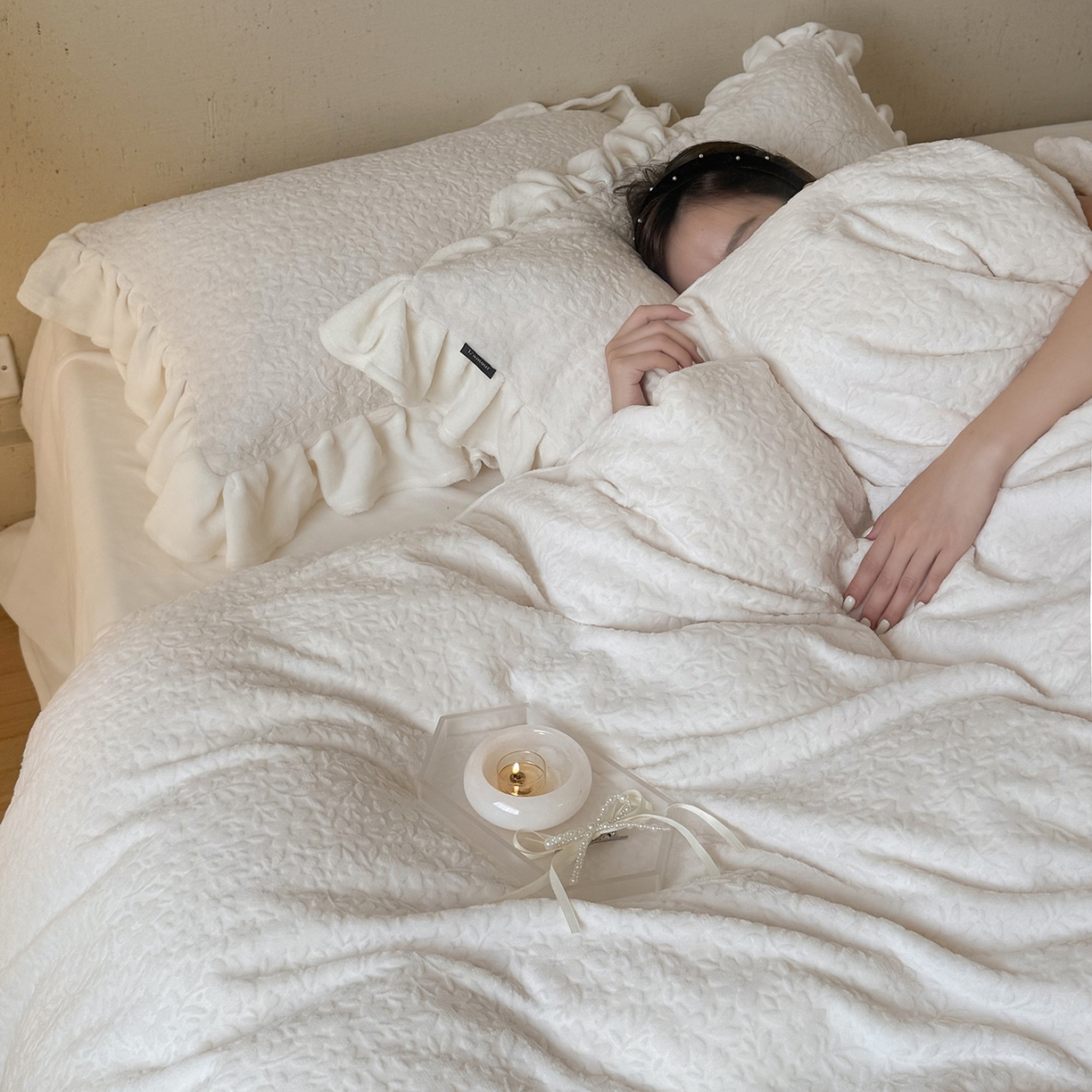 91家纺网 家纺一手货源 找家纺 鹿班家居 2025新款冬季高克重牛奶绒立体雕花系列四件套-山月不知（标准会员-10元） 白色