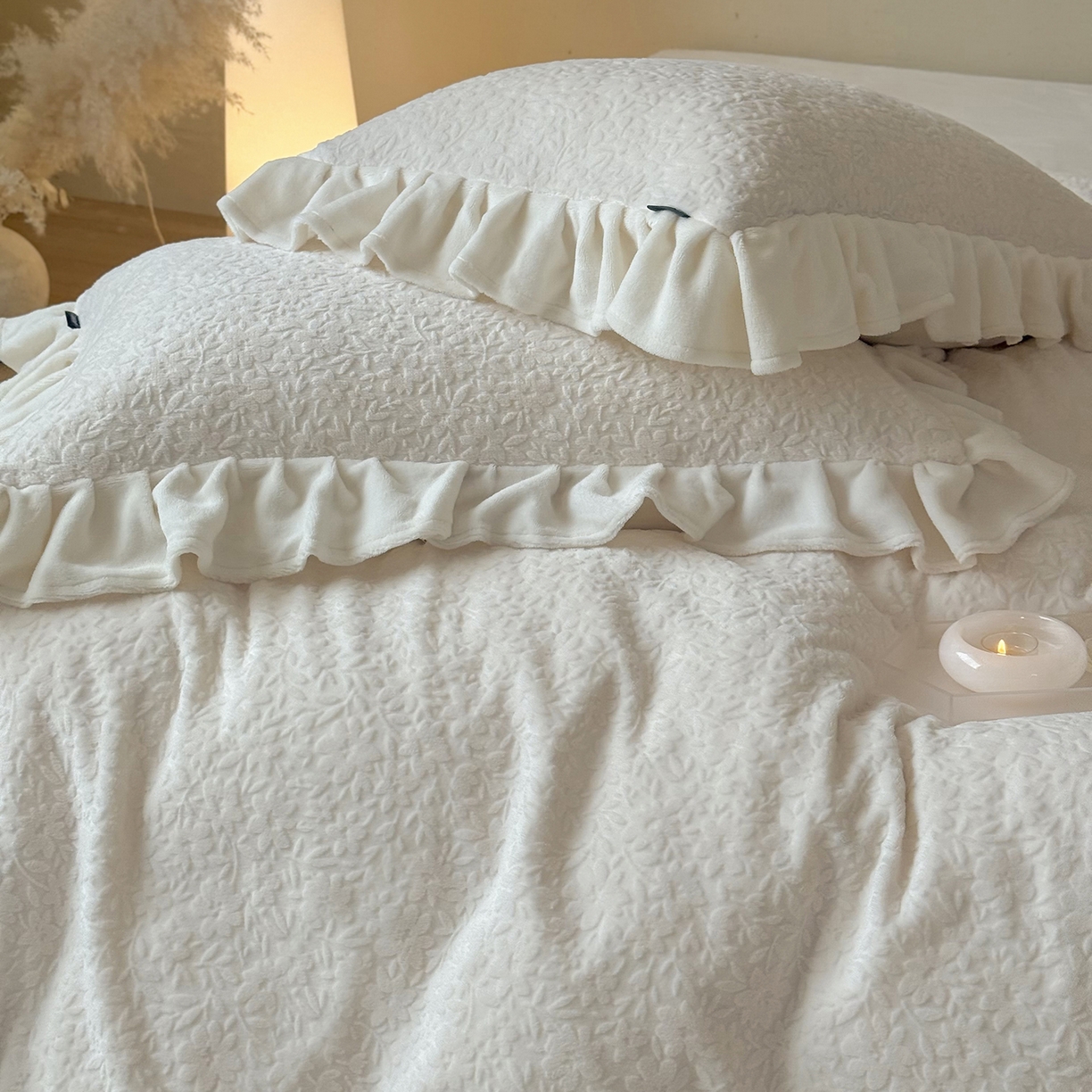 91家纺网 家纺一手货源 找家纺 鹿班家居 2025新款冬季高克重牛奶绒立体雕花系列四件套-山月不知（标准会员-10元） 白色