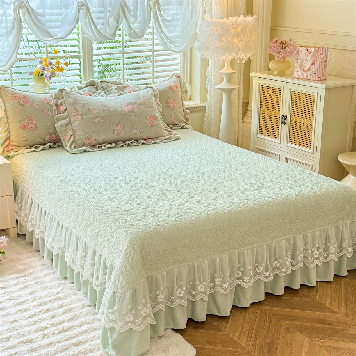 91家纺网 家纺一手货源 找家纺 绒棉世家 2025秋冬新款A类加厚牛奶绒花边床盖款床裙四件套（特殊尺寸床笠另外+10元） 阿芙