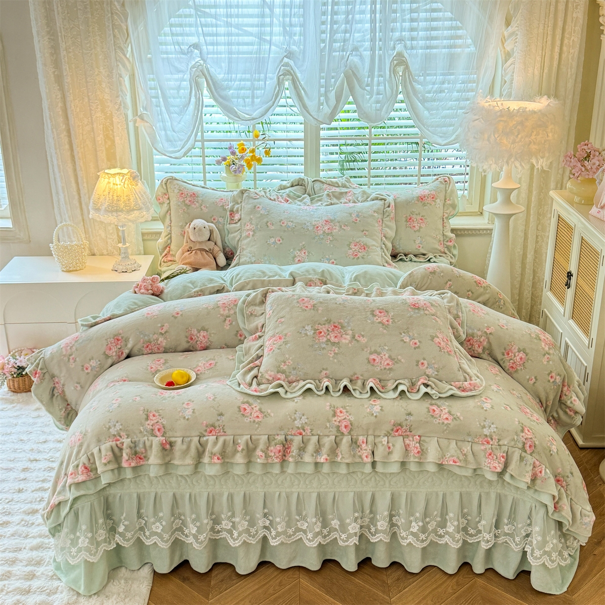 91家纺网 家纺一手货源 找家纺 绒棉世家 2025秋冬新款A类加厚牛奶绒花边床盖款床裙四件套（特殊尺寸床笠另外+10元） 阿芙