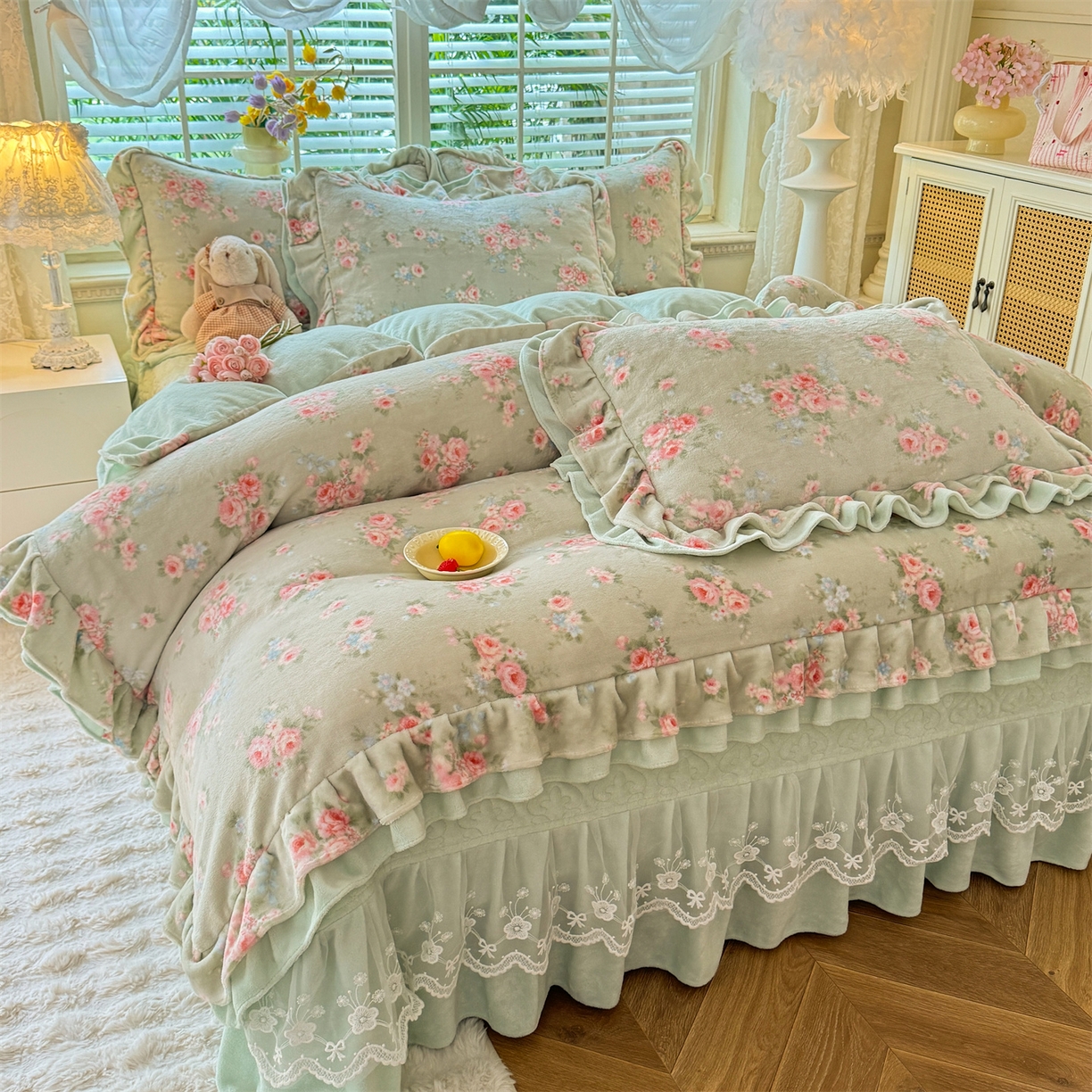 91家纺网 家纺一手货源 找家纺 绒棉世家 2025秋冬新款A类加厚牛奶绒花边床盖款床裙四件套（特殊尺寸床笠另外+10元） 阿芙