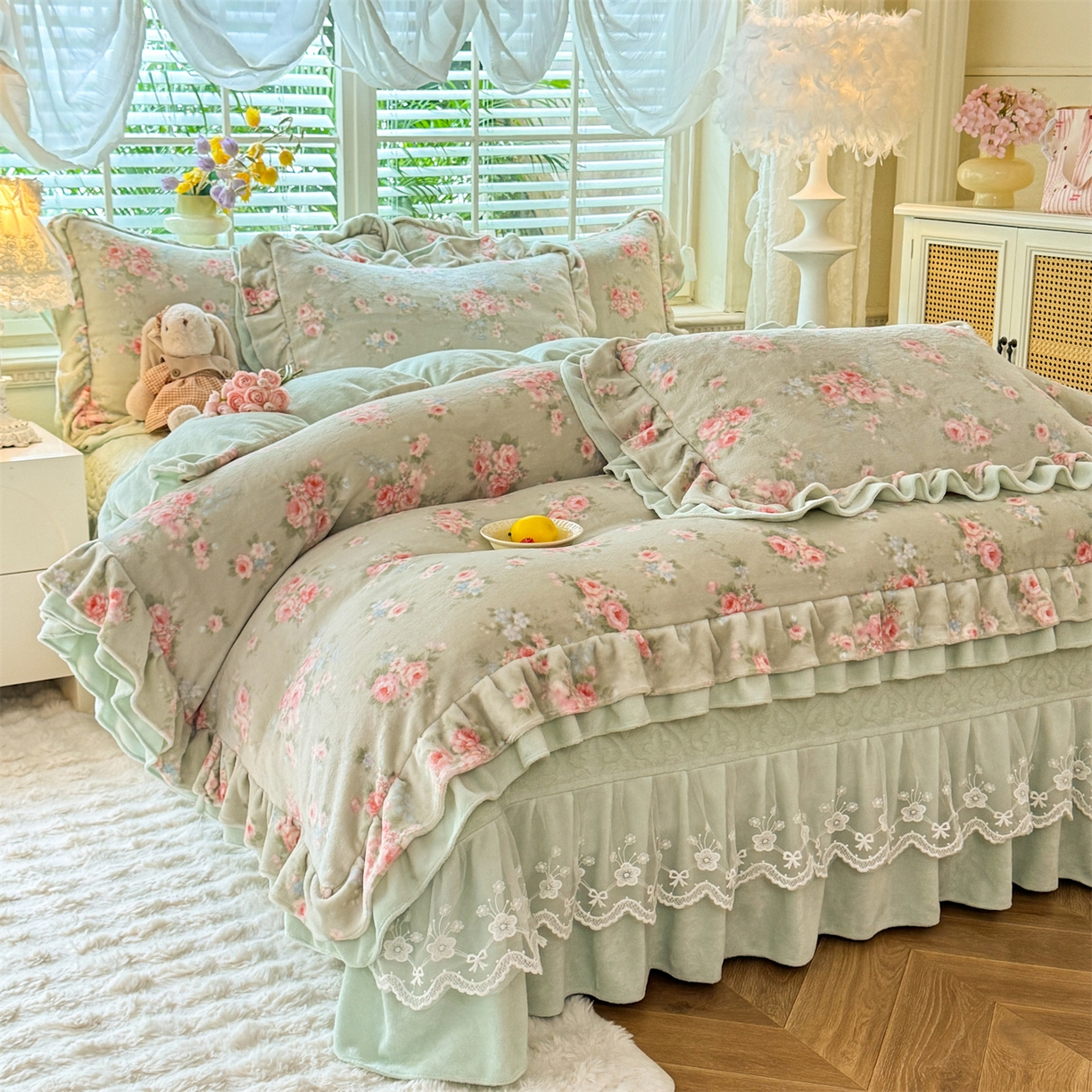 91家纺网 家纺一手货源 找家纺 绒棉世家 2025秋冬新款A类加厚牛奶绒花边床盖款床裙四件套（特殊尺寸床笠另外+10元） 阿芙