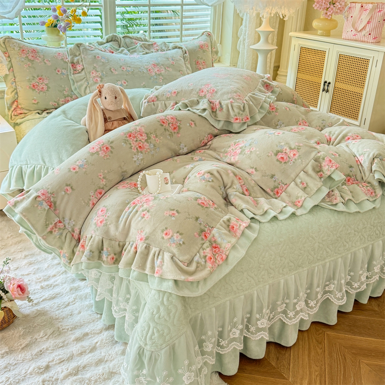 91家纺网 家纺一手货源 找家纺 绒棉世家 2025秋冬新款A类加厚牛奶绒花边床盖款床裙四件套（特殊尺寸床笠另外+10元） 阿芙