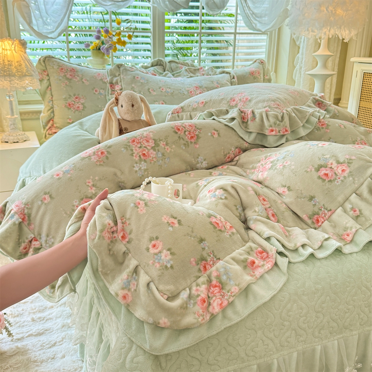 91家纺网 家纺一手货源 找家纺 绒棉世家 2025秋冬新款A类加厚牛奶绒花边床盖款床裙四件套（特殊尺寸床笠另外+10元） 阿芙