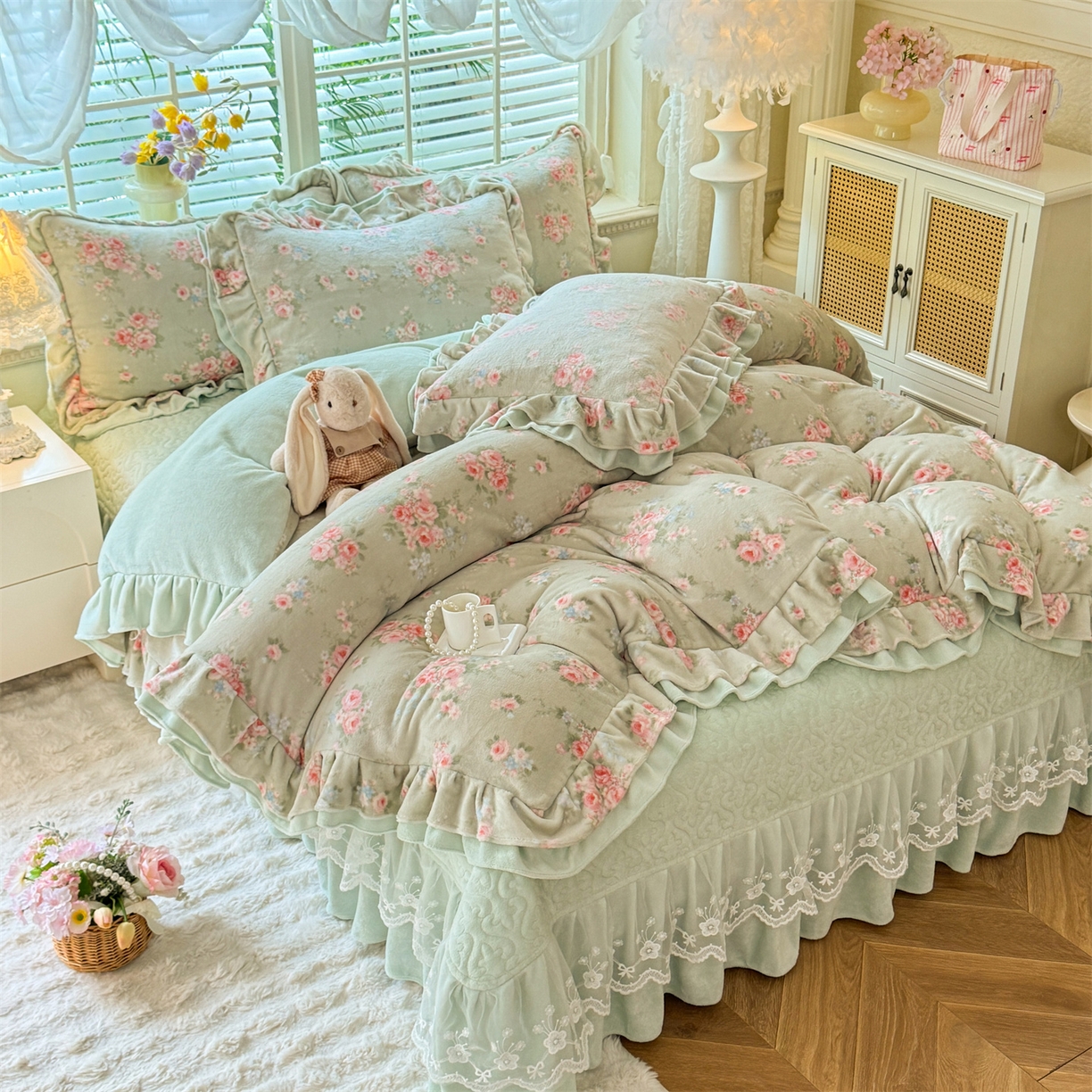 91家纺网 家纺一手货源 找家纺 绒棉世家 2025秋冬新款A类加厚牛奶绒花边床盖款床裙四件套（特殊尺寸床笠另外+10元） 阿芙