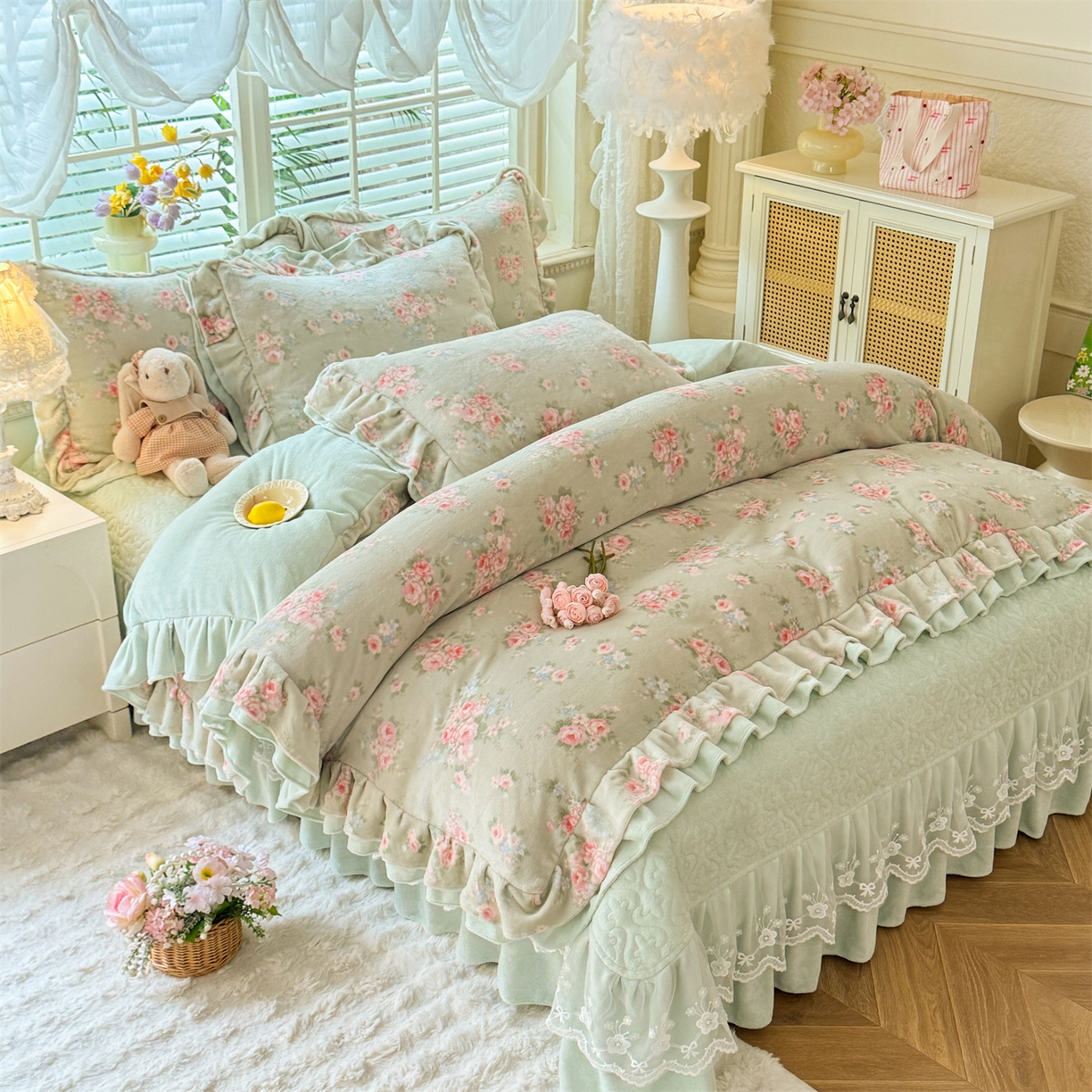 91家纺网 家纺一手货源 找家纺 绒棉世家 2025秋冬新款A类加厚牛奶绒花边床盖款床裙四件套（特殊尺寸床笠另外+10元） 阿芙