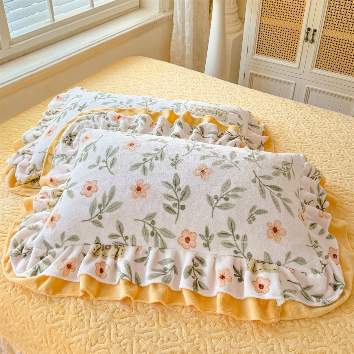 91家纺网 家纺一手货源 找家纺 绒棉世家 2025秋冬新款A类加厚牛奶绒花边床盖款床裙四件套（特殊尺寸床笠另外+10元） 花仙子