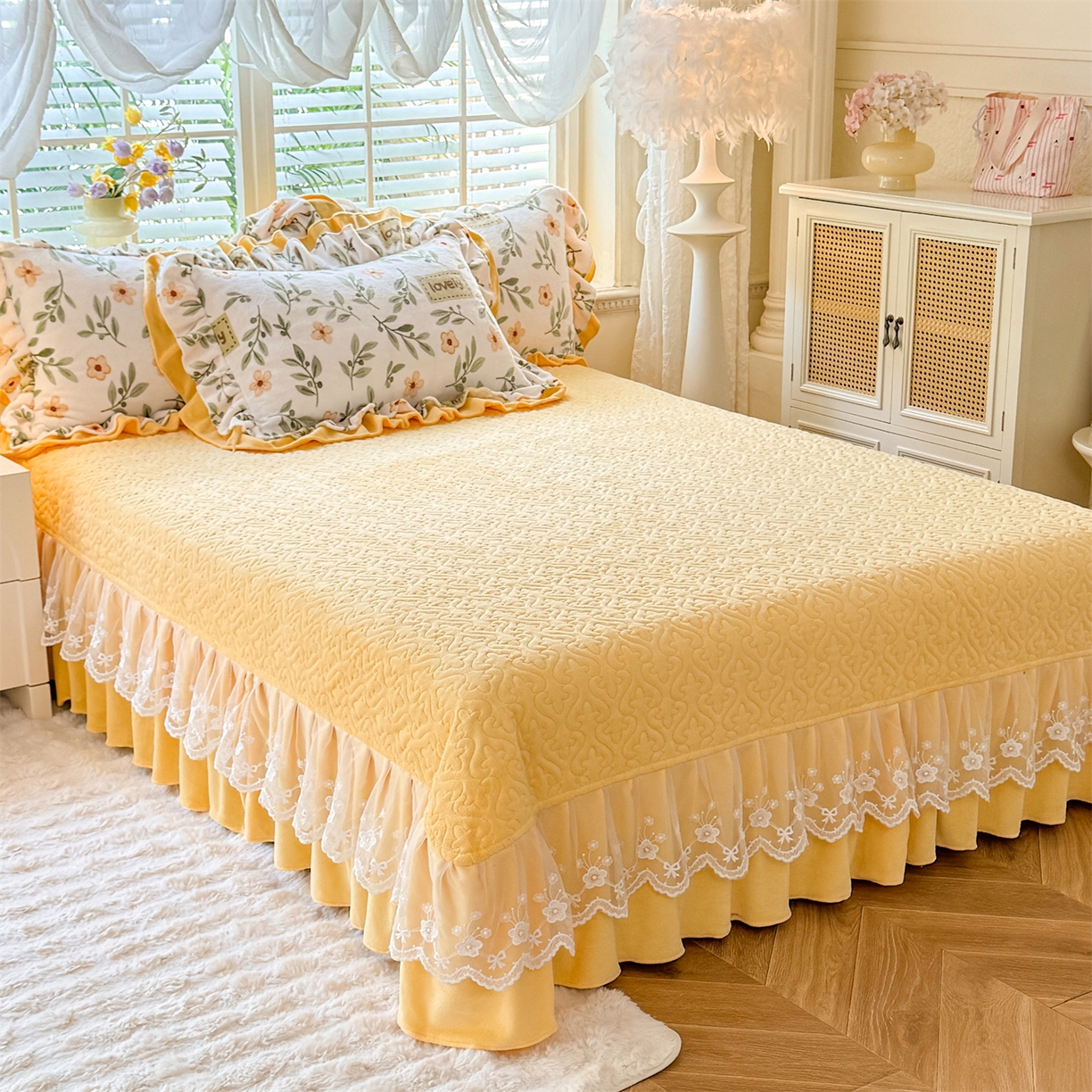 91家纺网 家纺一手货源 找家纺 绒棉世家 2025秋冬新款A类加厚牛奶绒花边床盖款床裙四件套（特殊尺寸床笠另外+10元） 花仙子