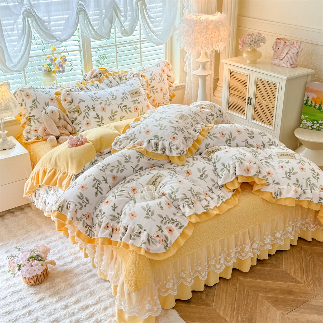 91家纺网 家纺一手货源 找家纺 绒棉世家 2025秋冬新款A类加厚牛奶绒花边床盖款床裙四件套（特殊尺寸床笠另外+10元） 花仙子