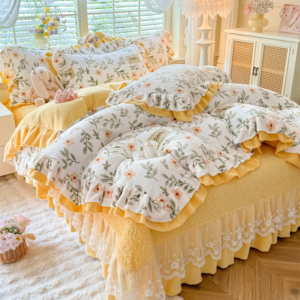 91家纺网 家纺一手货源 找家纺 绒棉世家 2025秋冬新款A类加厚牛奶绒花边床盖款床裙四件套（特殊尺寸床笠另外+10元） 花仙子