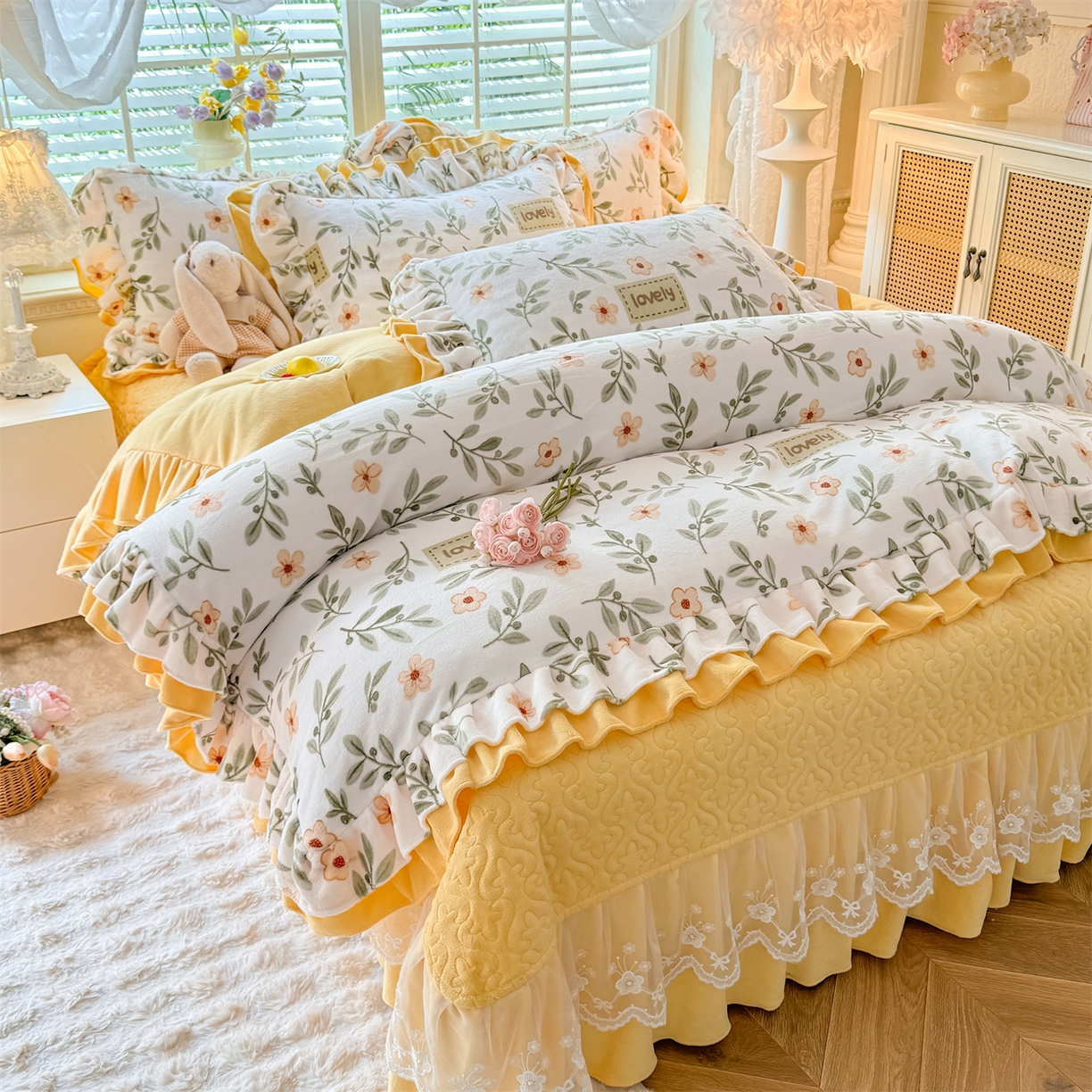 91家纺网 家纺一手货源 找家纺 绒棉世家 2025秋冬新款A类加厚牛奶绒花边床盖款床裙四件套（特殊尺寸床笠另外+10元） 花仙子