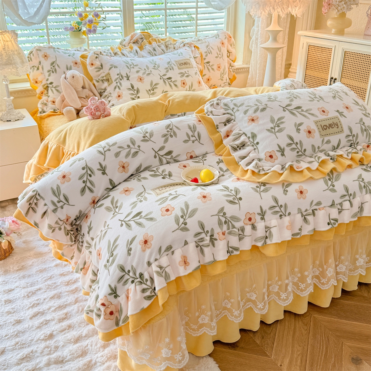 91家纺网 家纺一手货源 找家纺 绒棉世家 2025秋冬新款A类加厚牛奶绒花边床盖款床裙四件套（特殊尺寸床笠另外+10元） 花仙子