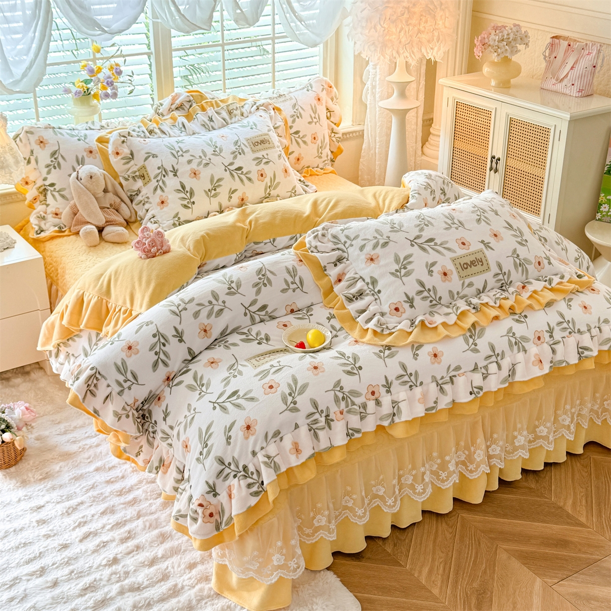 91家纺网 家纺一手货源 找家纺 绒棉世家 2025秋冬新款A类加厚牛奶绒花边床盖款床裙四件套（特殊尺寸床笠另外+10元） 花仙子