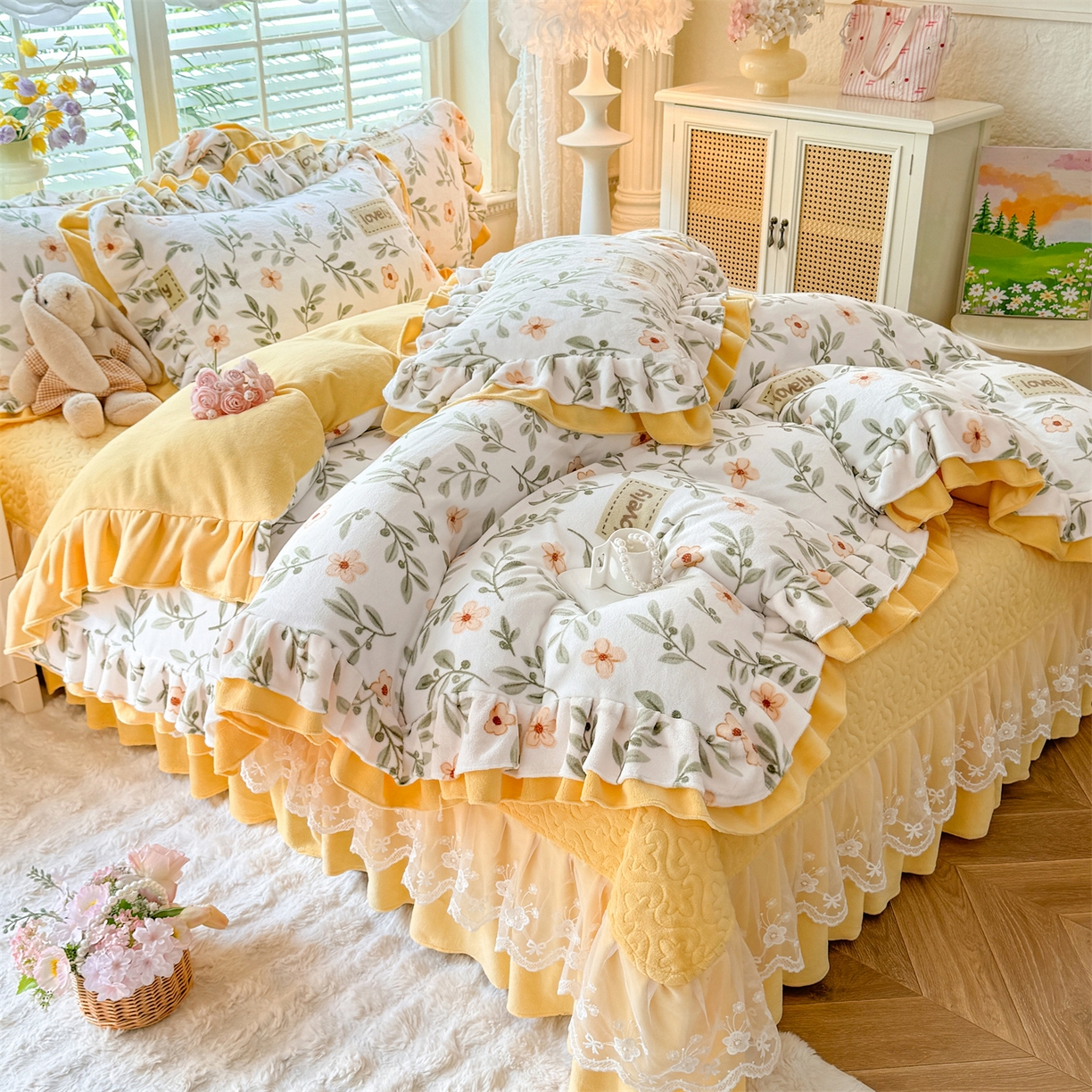 91家纺网 家纺一手货源 找家纺 绒棉世家 2025秋冬新款A类加厚牛奶绒花边床盖款床裙四件套（特殊尺寸床笠另外+10元） 花仙子