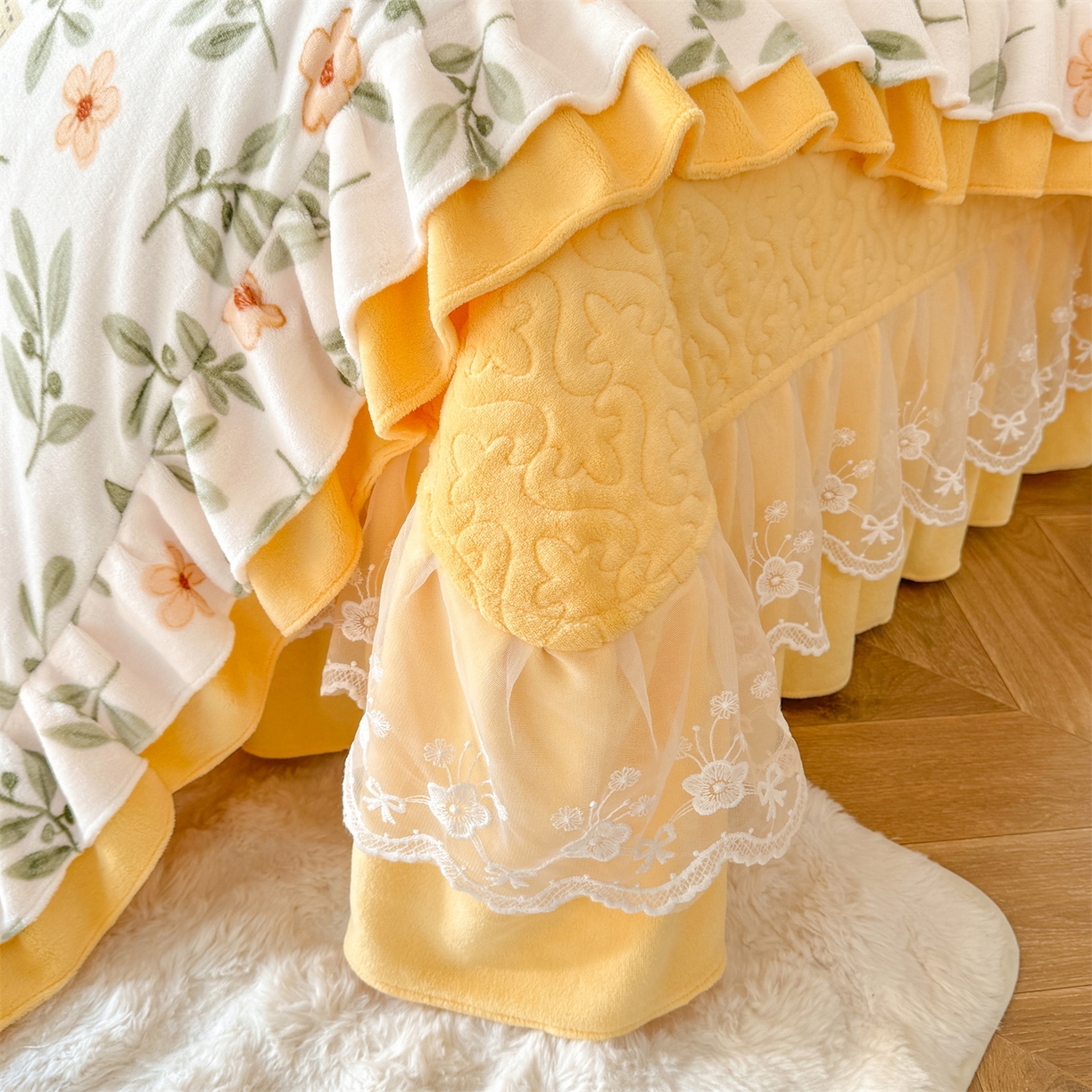 91家纺网 家纺一手货源 找家纺 绒棉世家 2025秋冬新款A类加厚牛奶绒花边床盖款床裙四件套（特殊尺寸床笠另外+10元） 花仙子