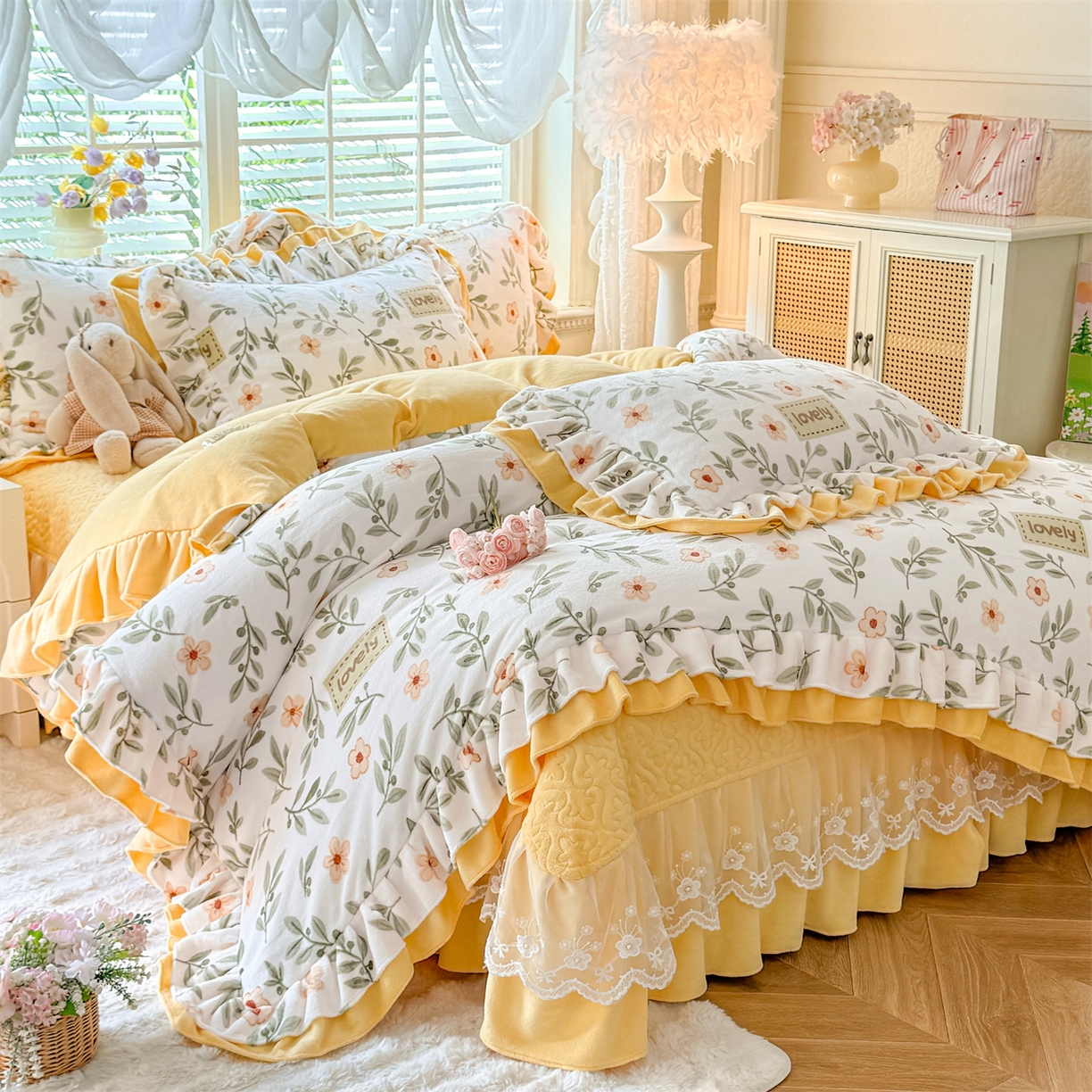 91家纺网 家纺一手货源 找家纺 绒棉世家 2025秋冬新款A类加厚牛奶绒花边床盖款床裙四件套（特殊尺寸床笠另外+10元） 花仙子