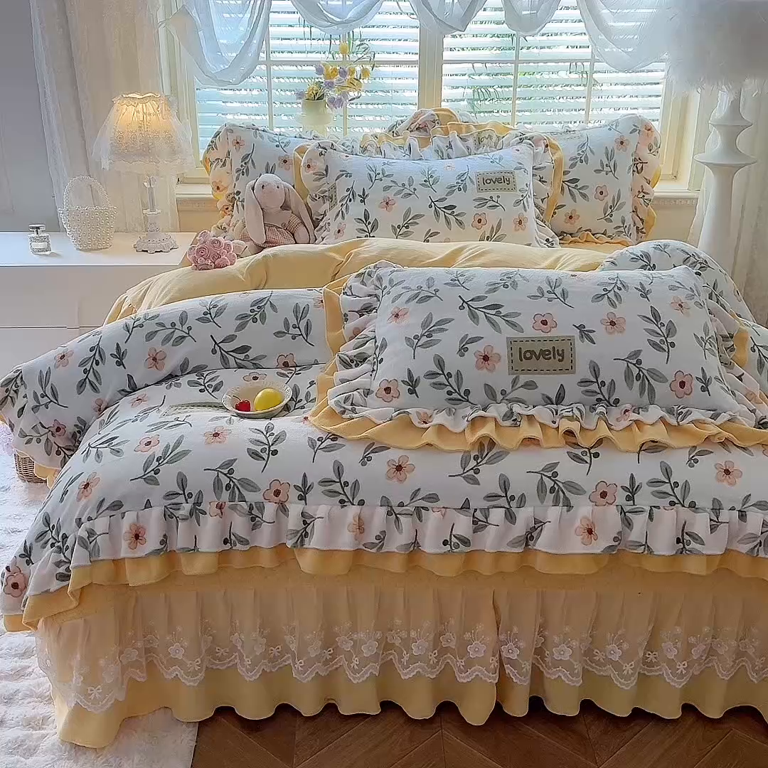 91家纺网 家纺一手货源 找家纺 绒棉世家 2025秋冬新款A类加厚牛奶绒花边床盖款床裙四件套（特殊尺寸床笠另外+10元） 花仙子