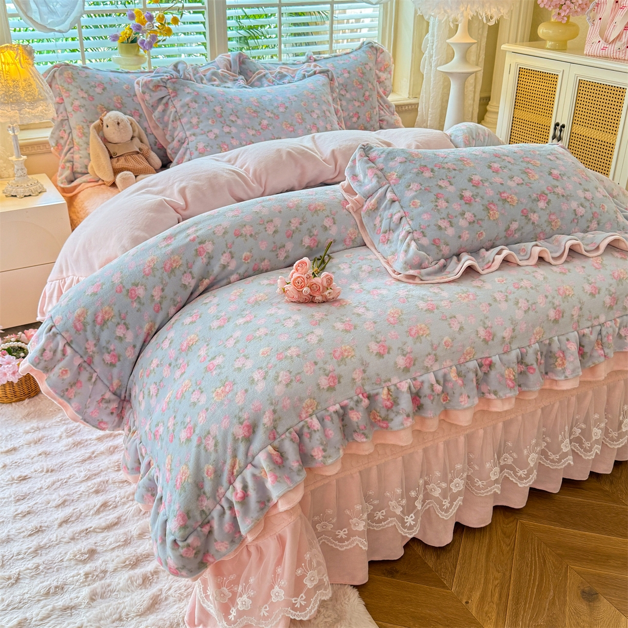 91家纺网 家纺一手货源 找家纺 绒棉世家 2025秋冬新款A类加厚牛奶绒花边床盖款床裙四件套（特殊尺寸床笠另外+10元） 罗薇娜